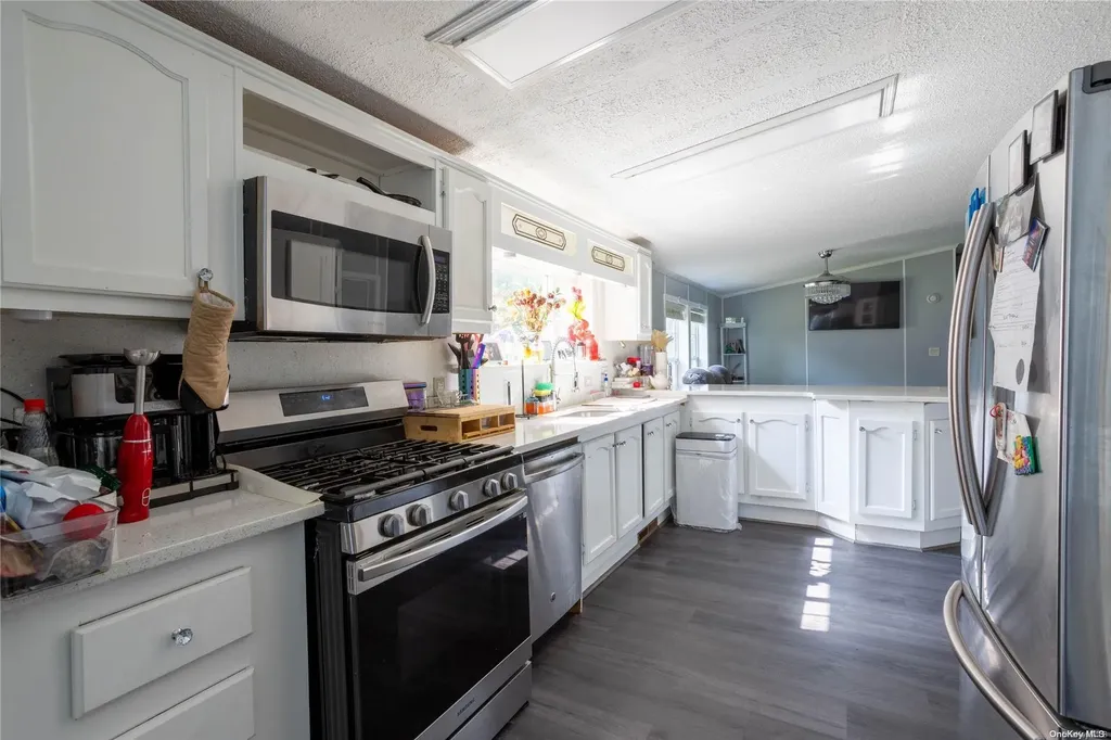 4 White Daisy Lane Bohemia NY 11716