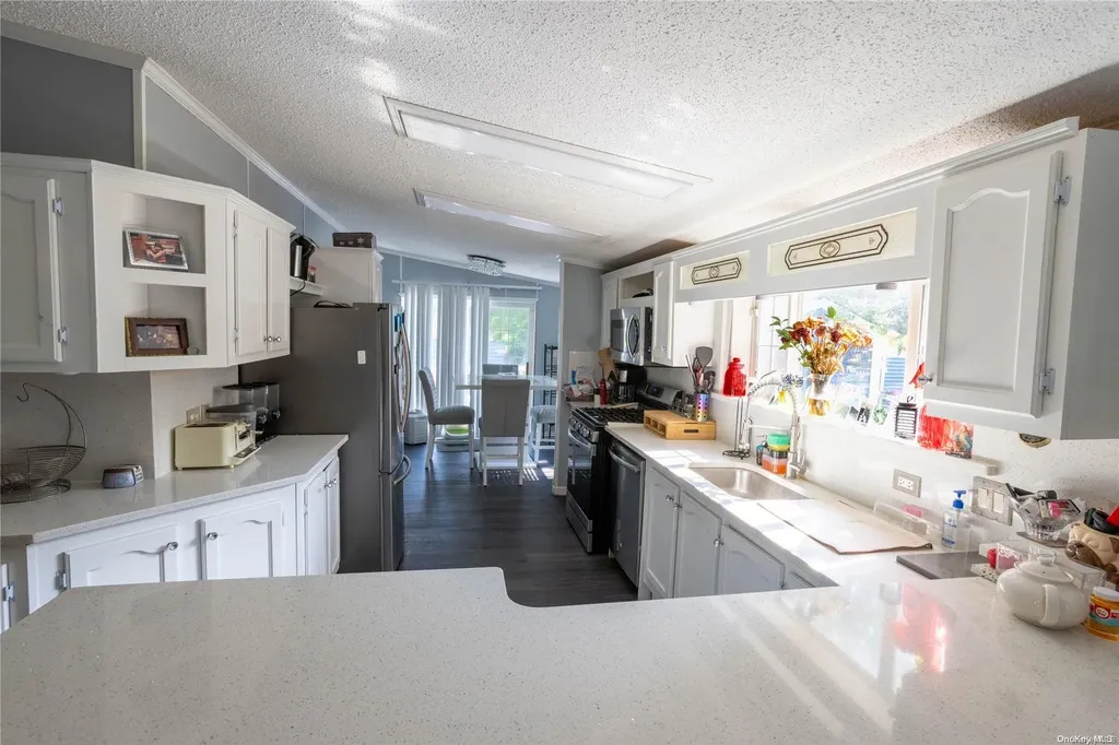 4 White Daisy Lane Bohemia NY 11716