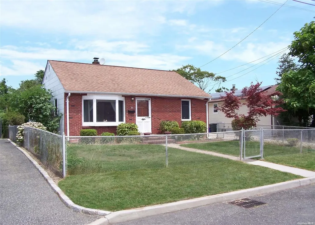 31 Brennan Place Deer Park NY 11729