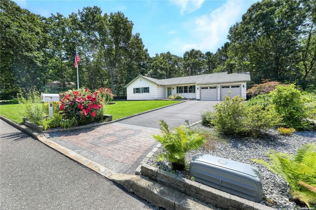8 Eileen Lane Manorville NY 11949