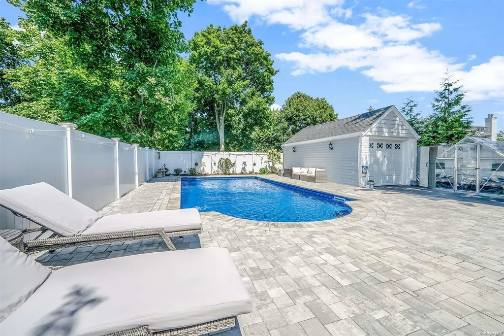7 Windsor Place Lynbrook NY 11563