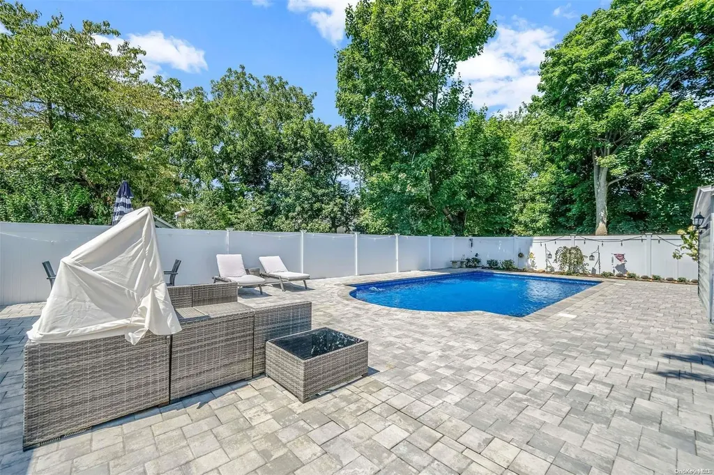 7 Windsor Place Lynbrook NY 11563