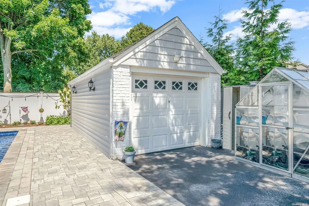 7 Windsor Place Lynbrook NY 11563