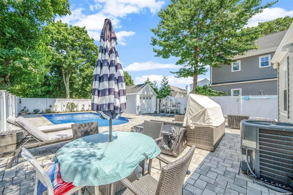 7 Windsor Place Lynbrook NY 11563