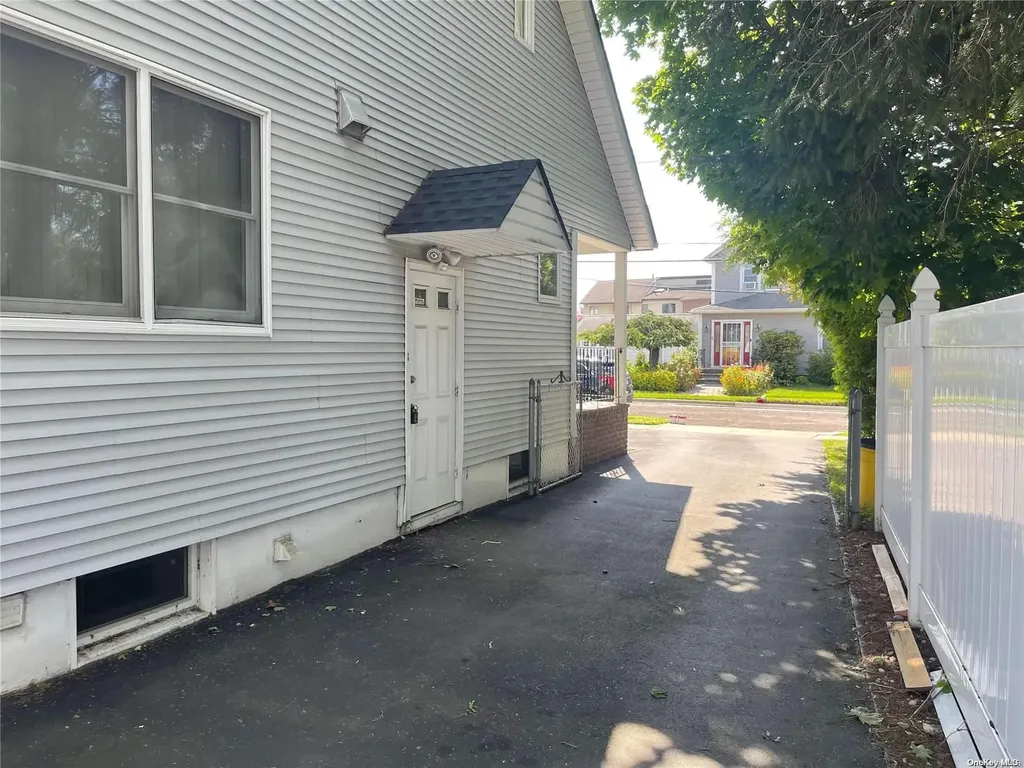 18 Lawnview Avenue Hicksville NY 11801