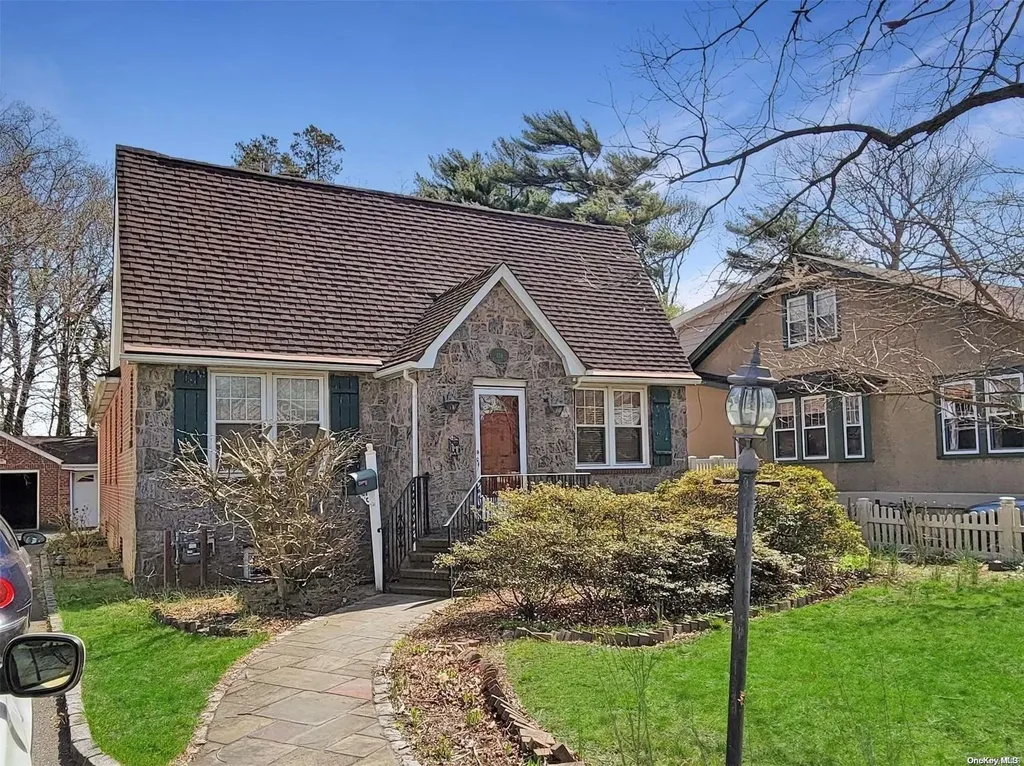 138 Hewlett Avenue Merrick NY 11566