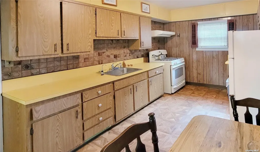 138 Hewlett Avenue Merrick NY 11566