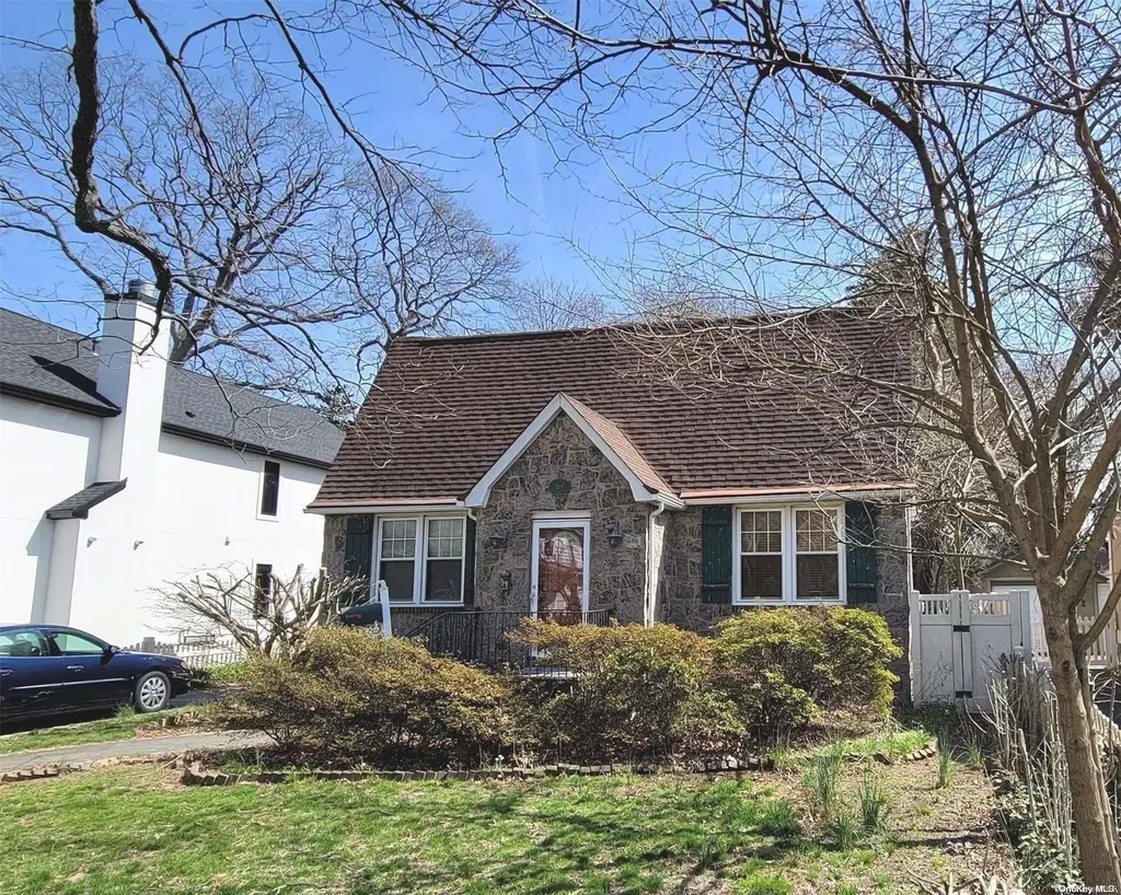 138 Hewlett Avenue Merrick NY 11566