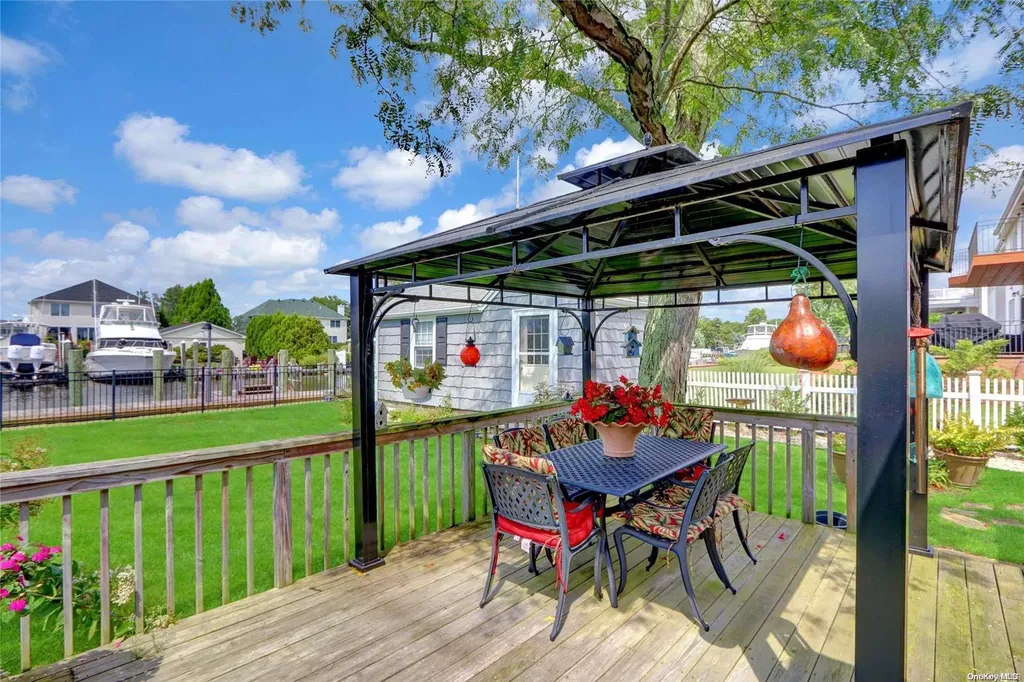 110 Sequams Lane W West Islip NY 11795