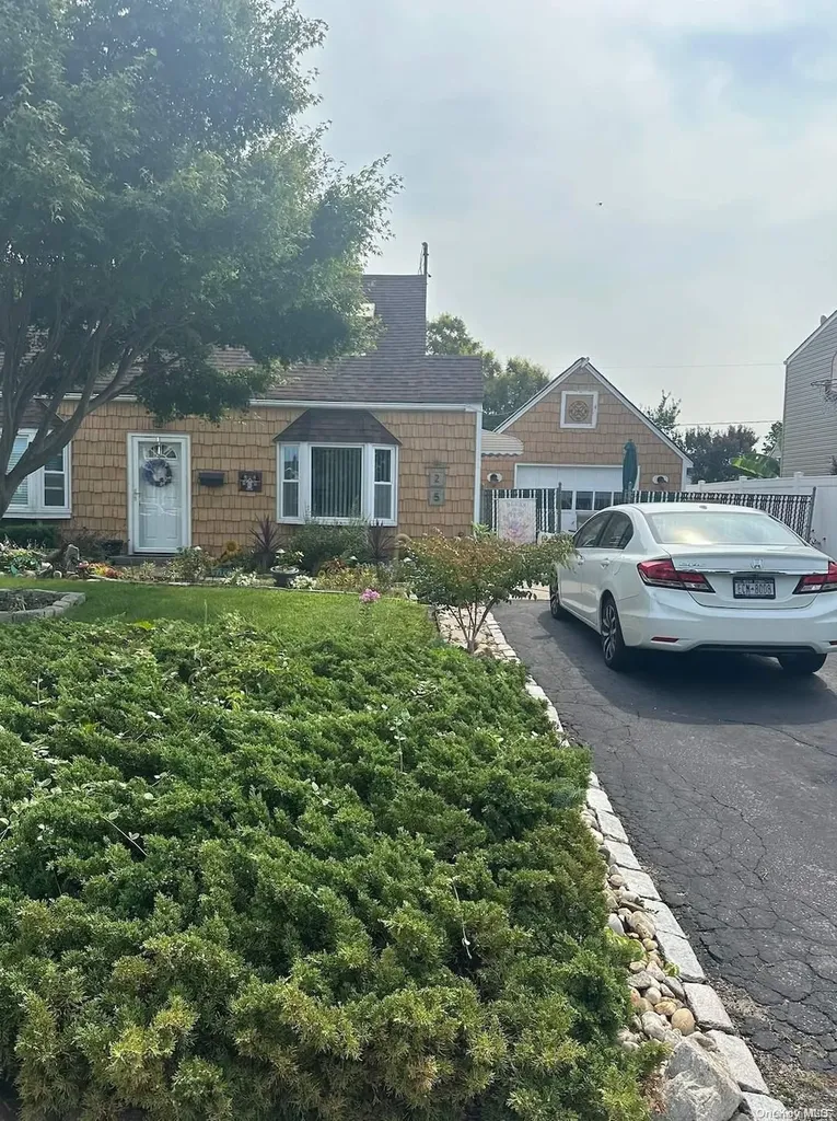 25 Ring Lane Levittown NY 11756