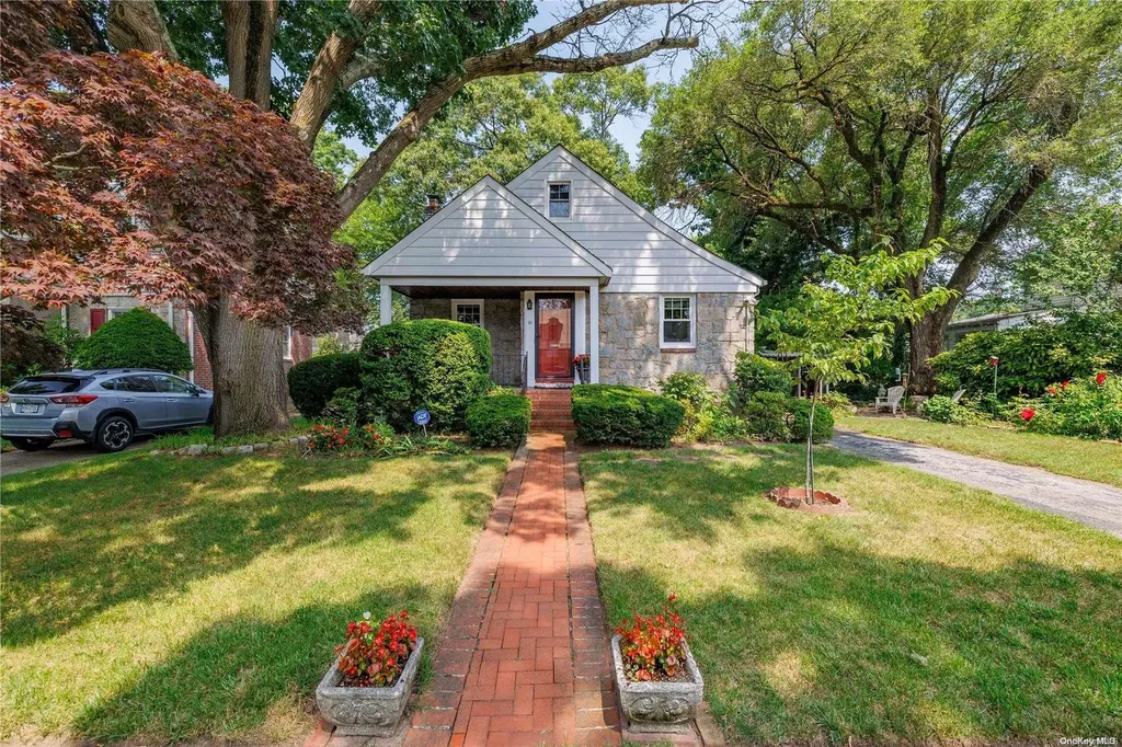 10 Mayfair Court Freeport NY 11520