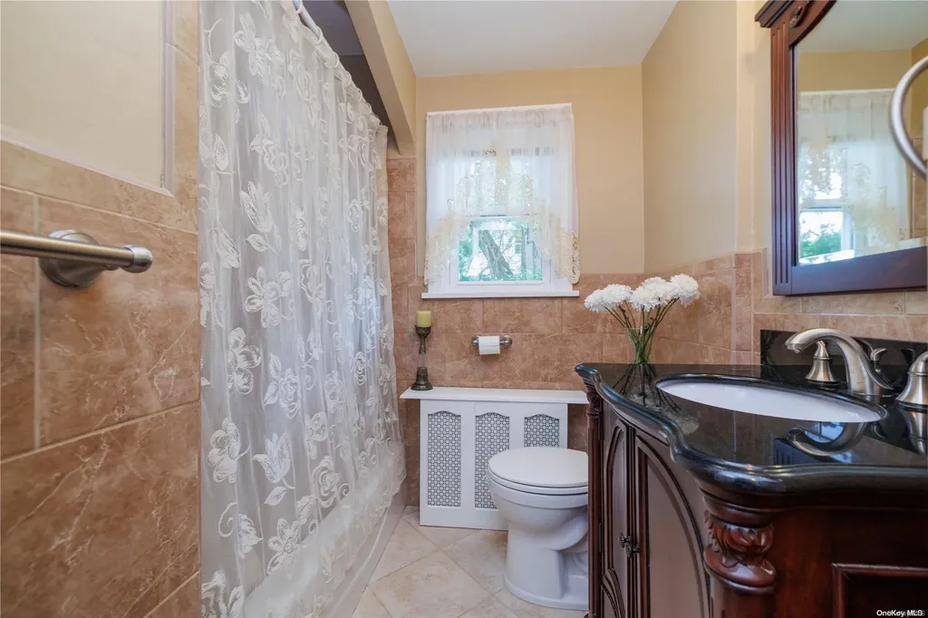 10 Mayfair Court Freeport NY 11520