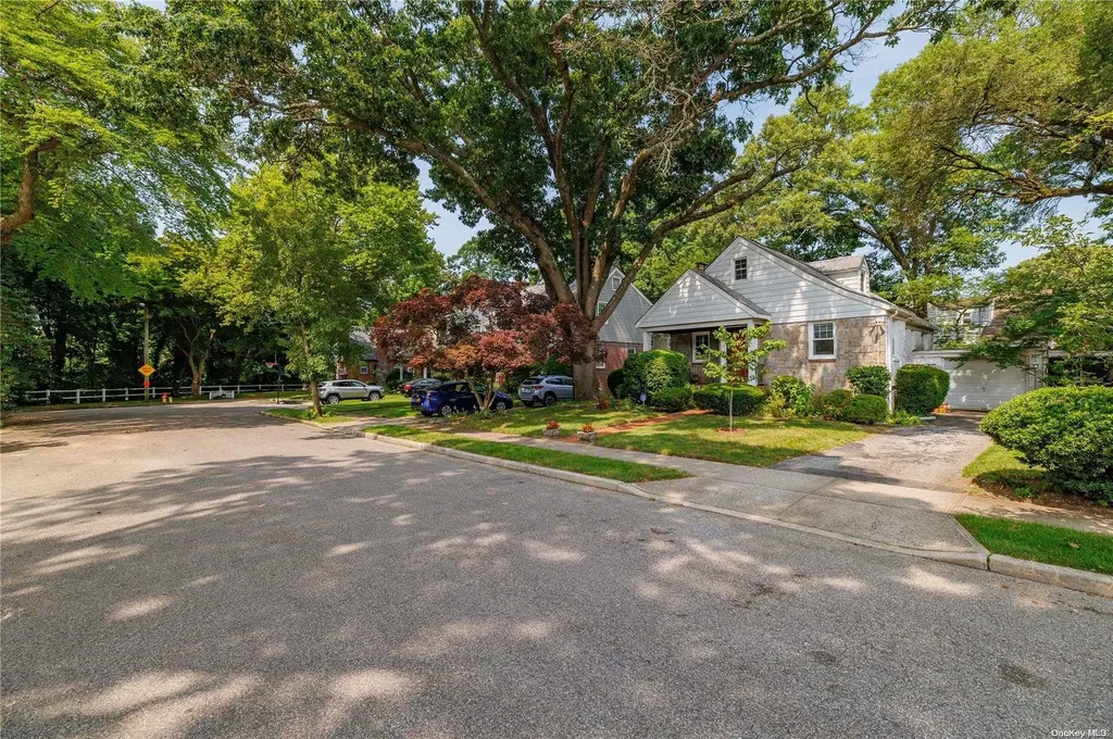10 Mayfair Court Freeport NY 11520