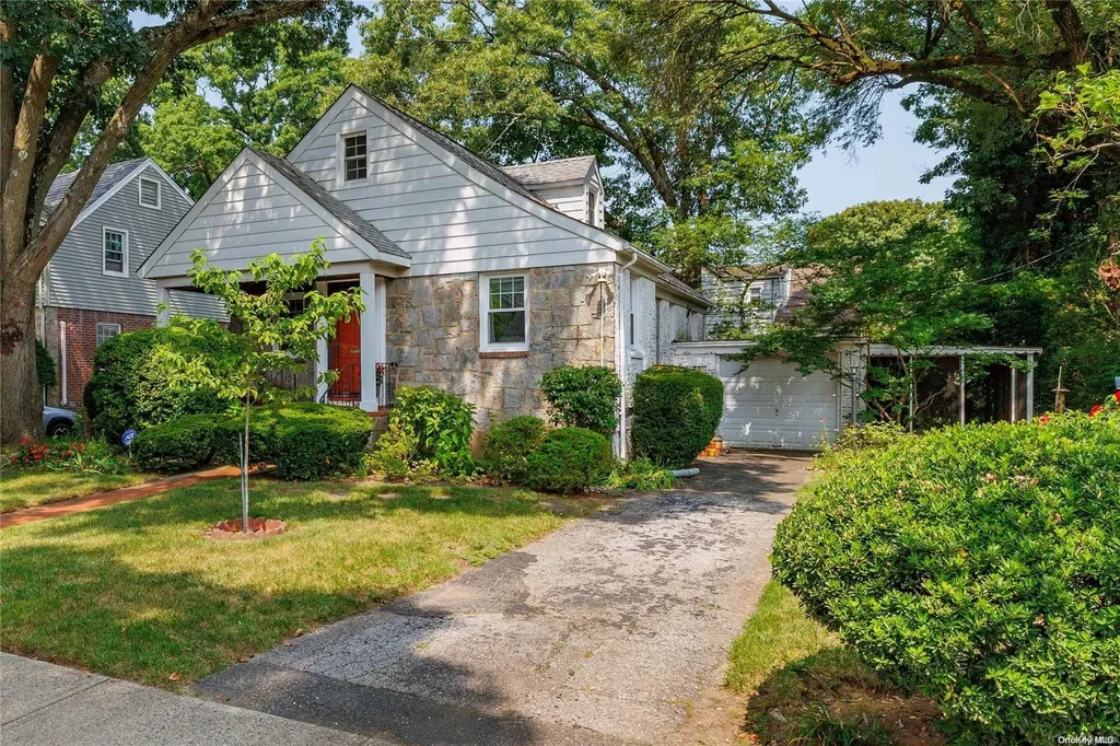 10 Mayfair Court Freeport NY 11520