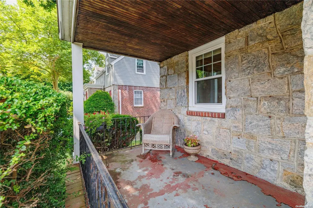 10 Mayfair Court Freeport NY 11520
