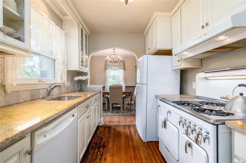 10 Mayfair Court Freeport NY 11520