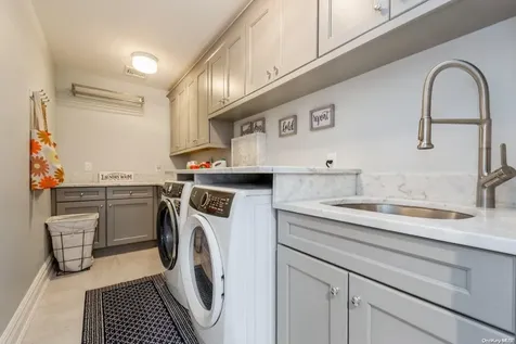 8 Jeanne Marie Court Huntington NY 11743