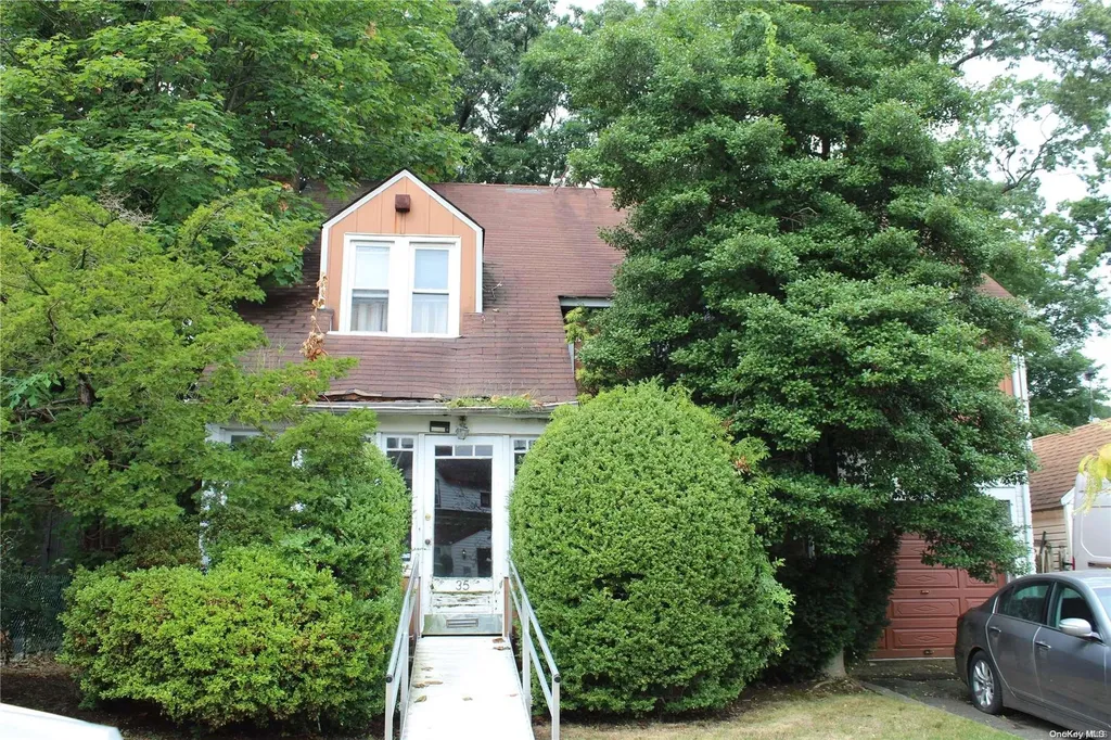 35 High Place Freeport NY 11520