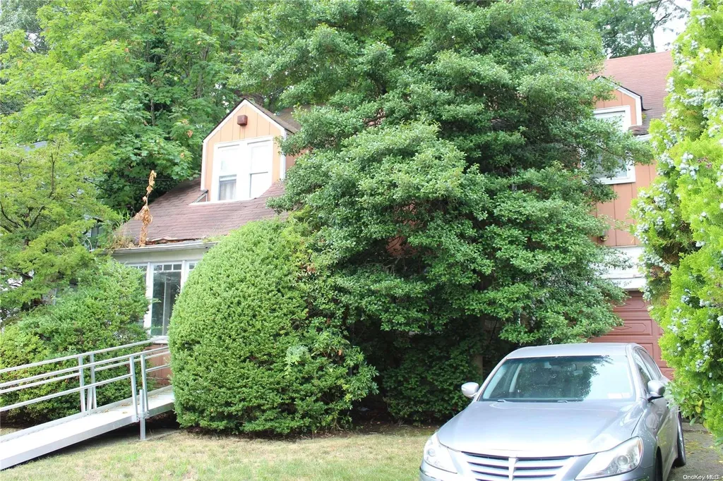 35 High Place Freeport NY 11520