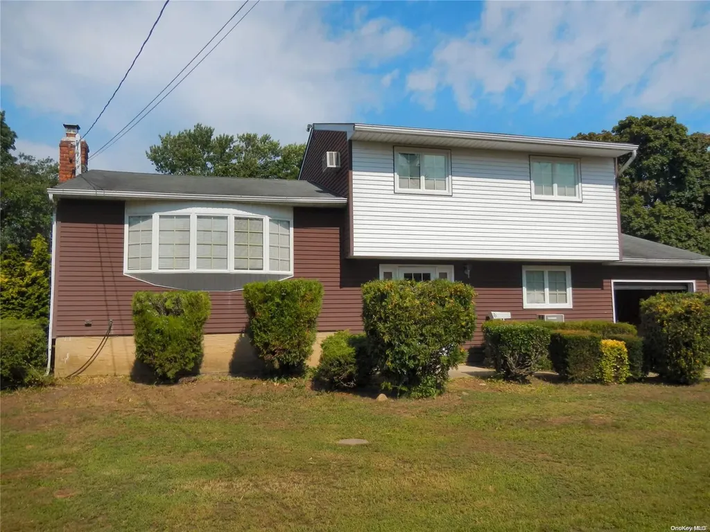 16 Greentree Drive Oakdale NY 11769