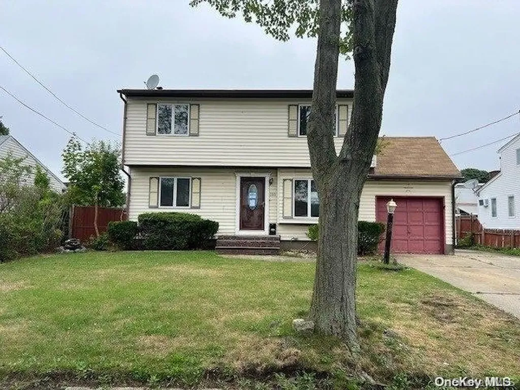 280 33rd Street Lindenhurst NY 11757