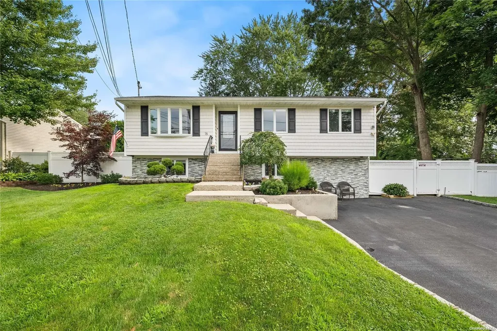 16 Strauss Avenue Selden NY 11784