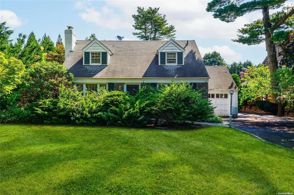 68 Oriole Way Westbury NY 11590