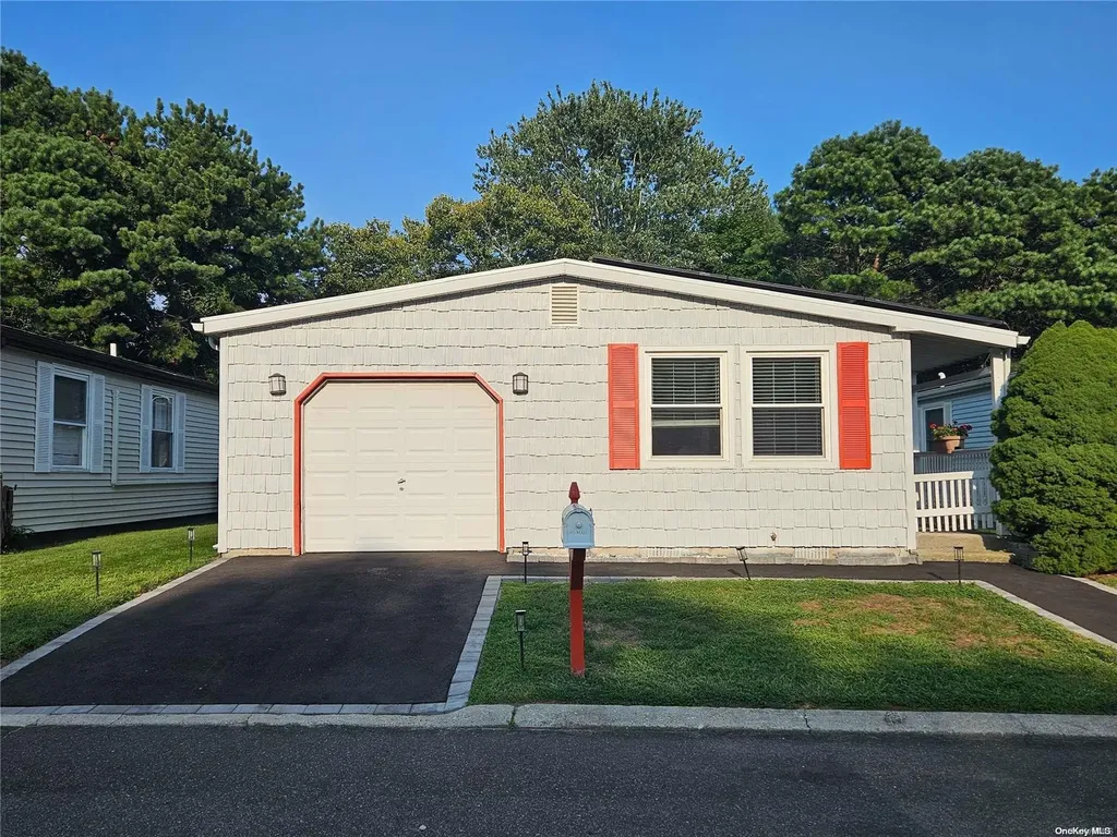 124 Village Circle W Manorville NY 11949