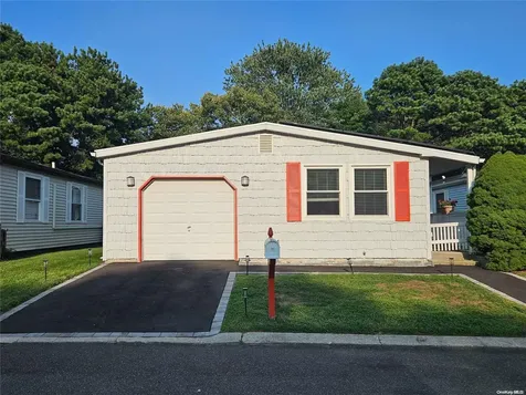 124 Village Circle W Manorville NY 11949