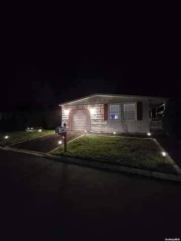 124 Village Circle W Manorville NY 11949