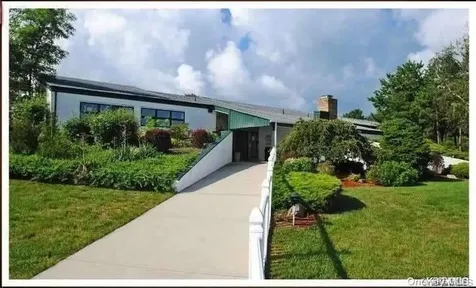 124 Village Circle W Manorville NY 11949