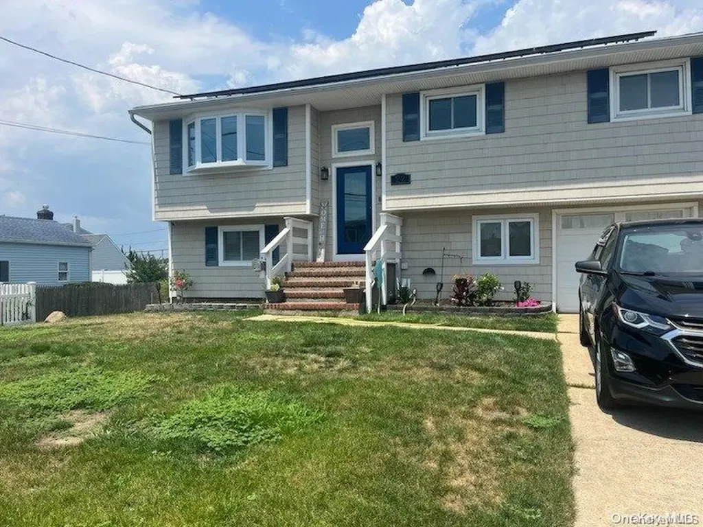 22 Wilson Place Lindenhurst NY 11757