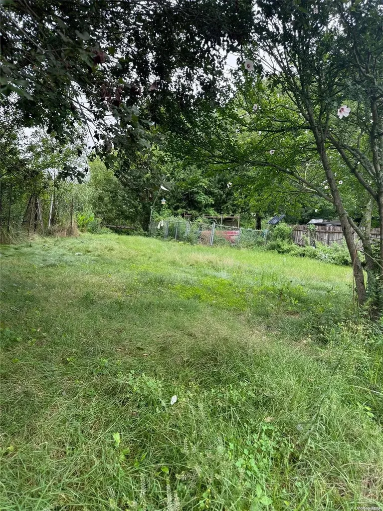 16 Mills Path Ronkonkoma NY 11779