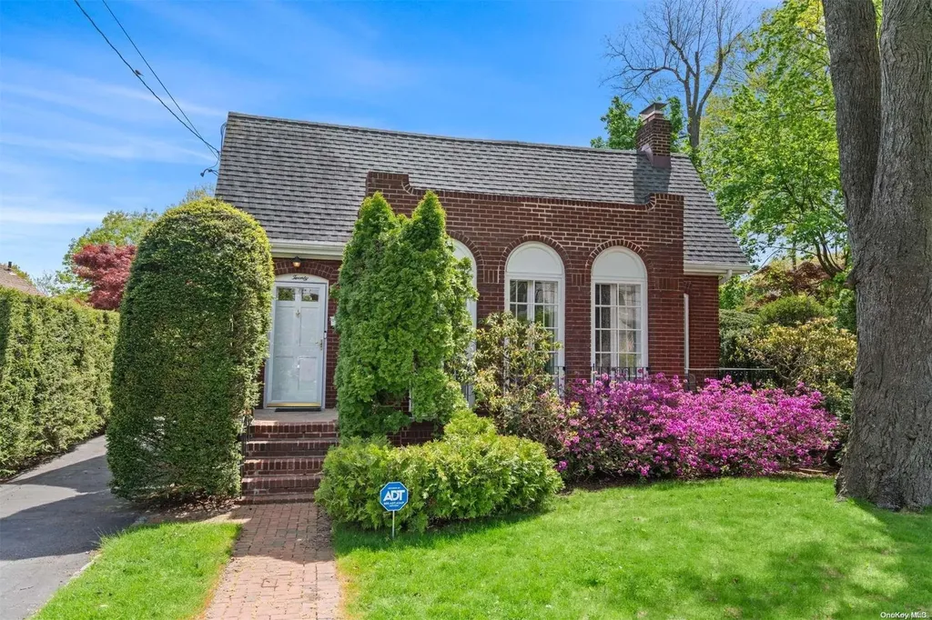 20 Willow Avenue Huntington NY 11743