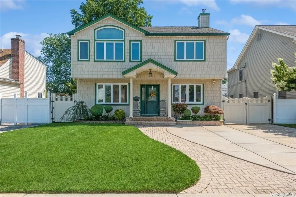 351 Emerson Place Uniondale NY 11553
