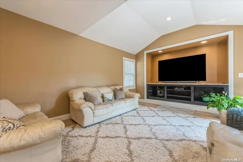 351 Emerson Place Uniondale NY 11553