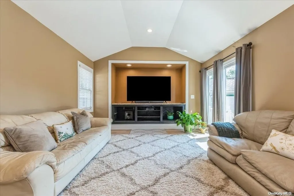 351 Emerson Place Uniondale NY 11553