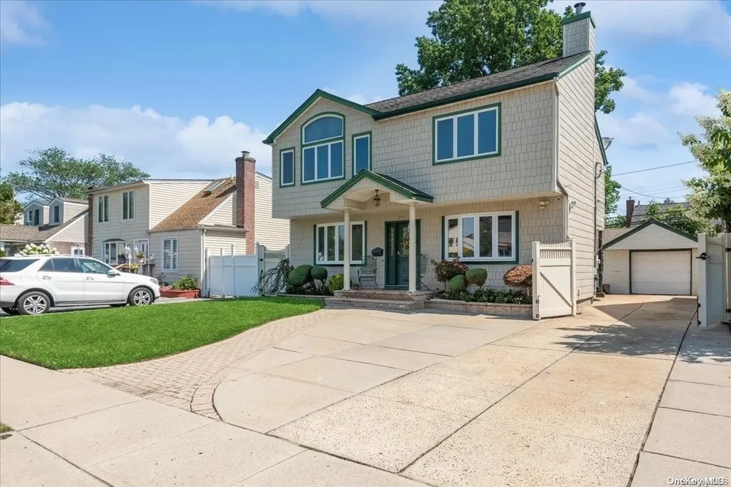 351 Emerson Place Uniondale NY 11553
