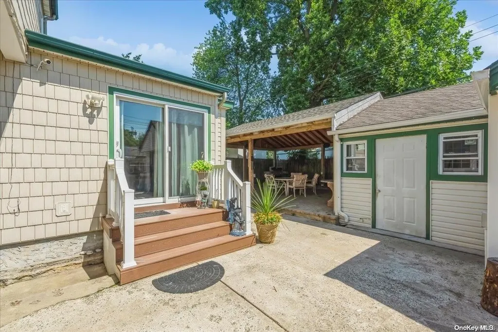 351 Emerson Place Uniondale NY 11553