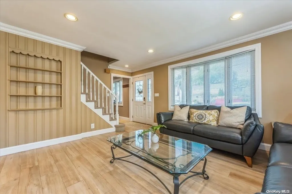 351 Emerson Place Uniondale NY 11553