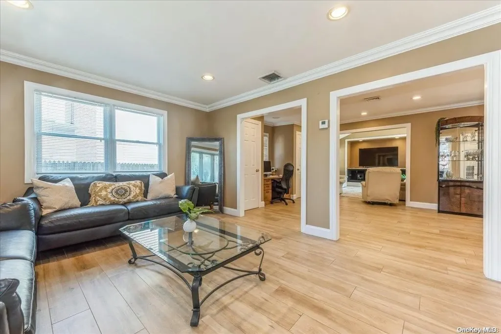 351 Emerson Place Uniondale NY 11553