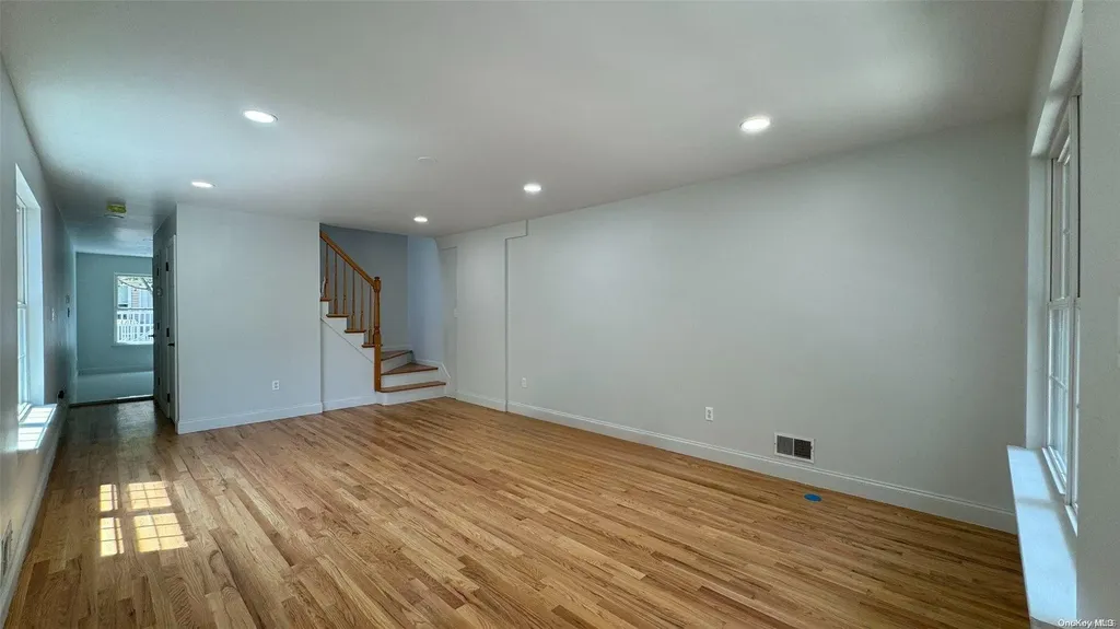 52 Dartmouth Loop Staten Island NY 10306