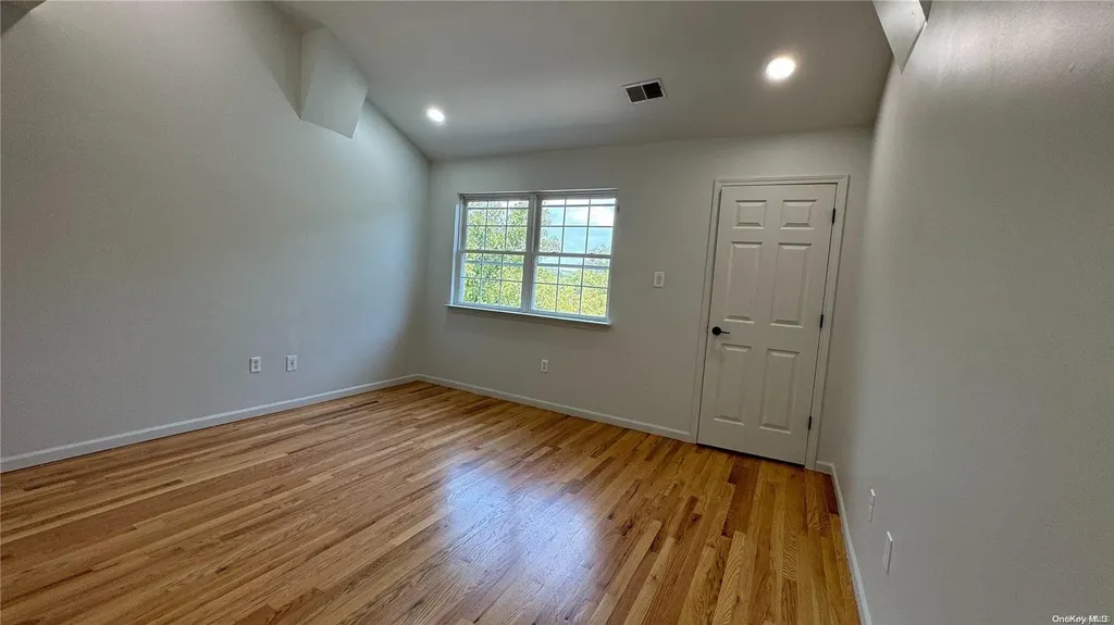 52 Dartmouth Loop Staten Island NY 10306