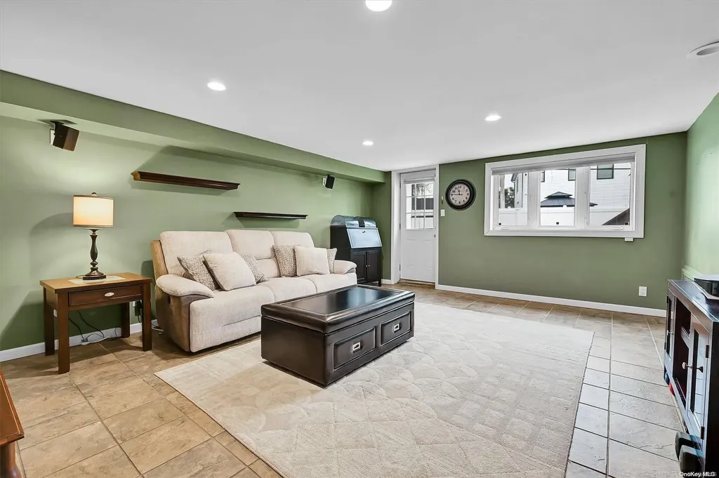 94 Stephen Street Levittown NY 11756