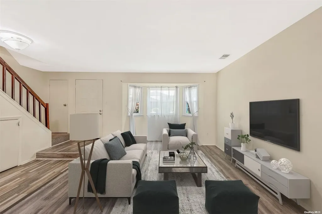 22 Sunhollow Court Deer Park NY 11729