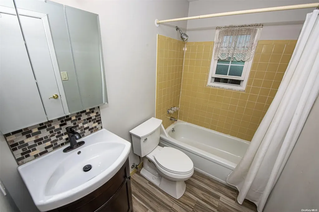 22 Sunhollow Court Deer Park NY 11729