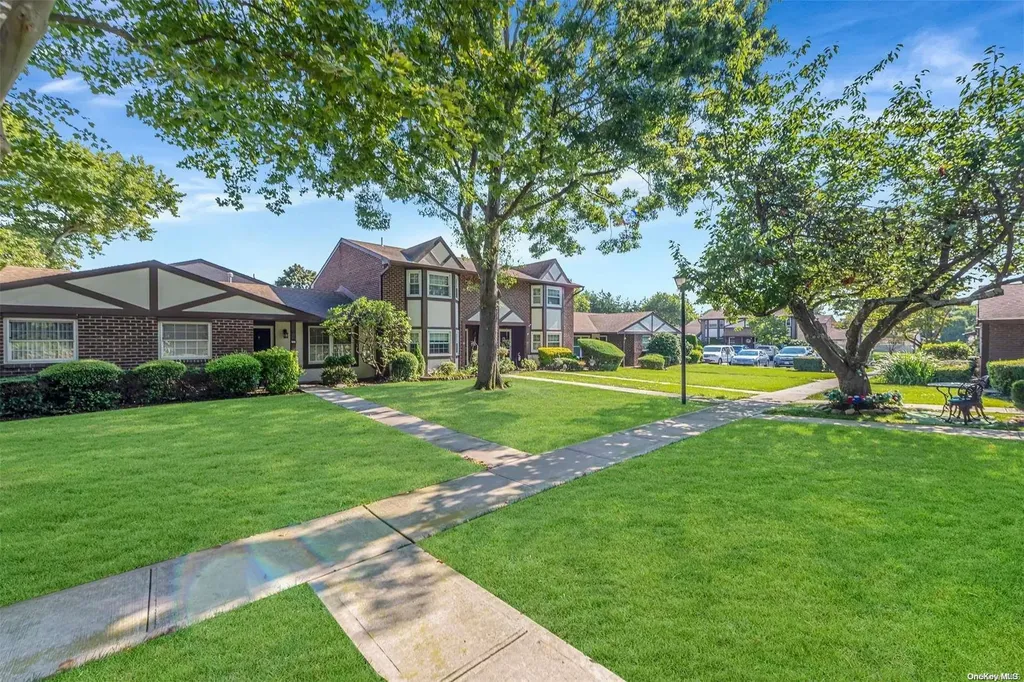 22 Sunhollow Court Deer Park NY 11729