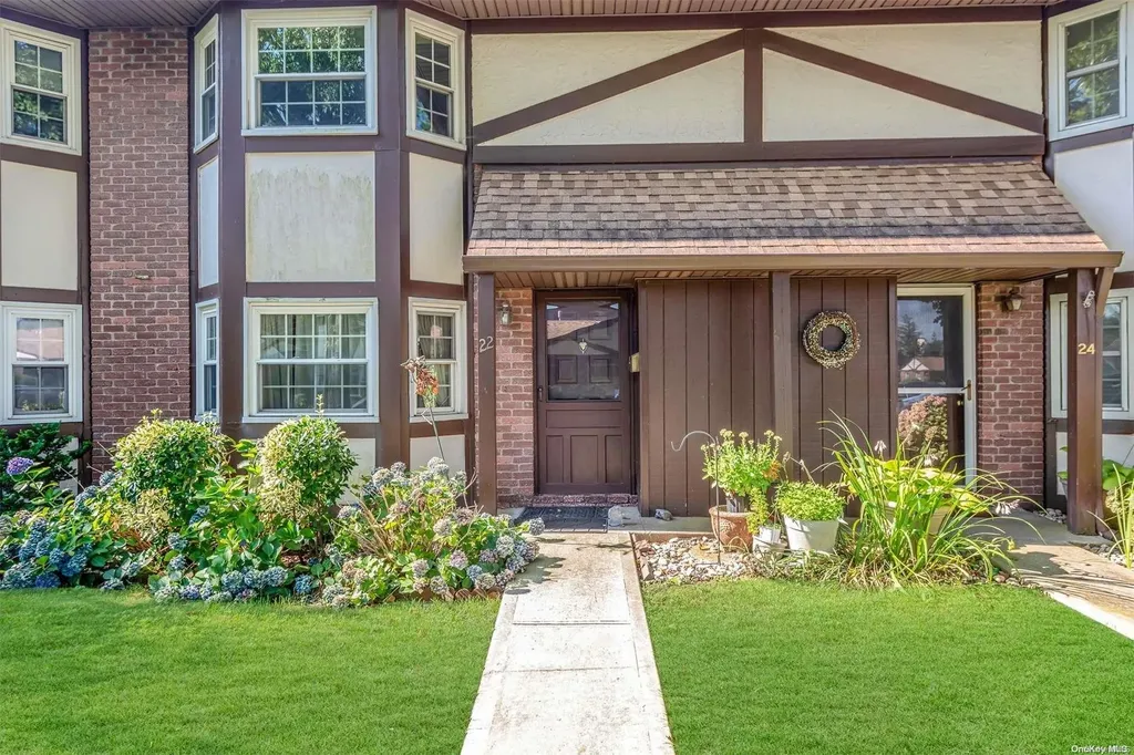 22 Sunhollow Court Deer Park NY 11729
