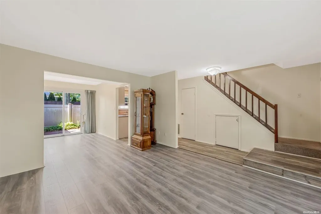 22 Sunhollow Court Deer Park NY 11729