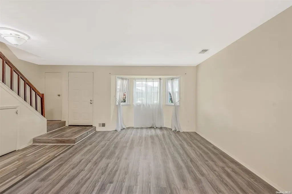 22 Sunhollow Court Deer Park NY 11729